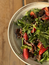 Теплый салат с говядиной